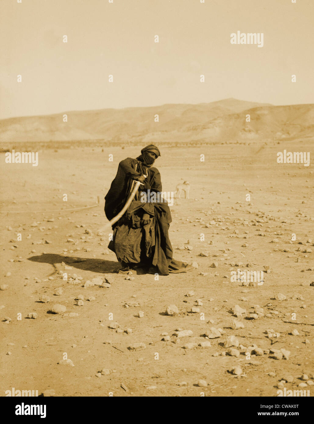 Donne beduino di eseguire la tradizionale danza spada a una festa di nozze. Palestina, 1936. Foto Stock