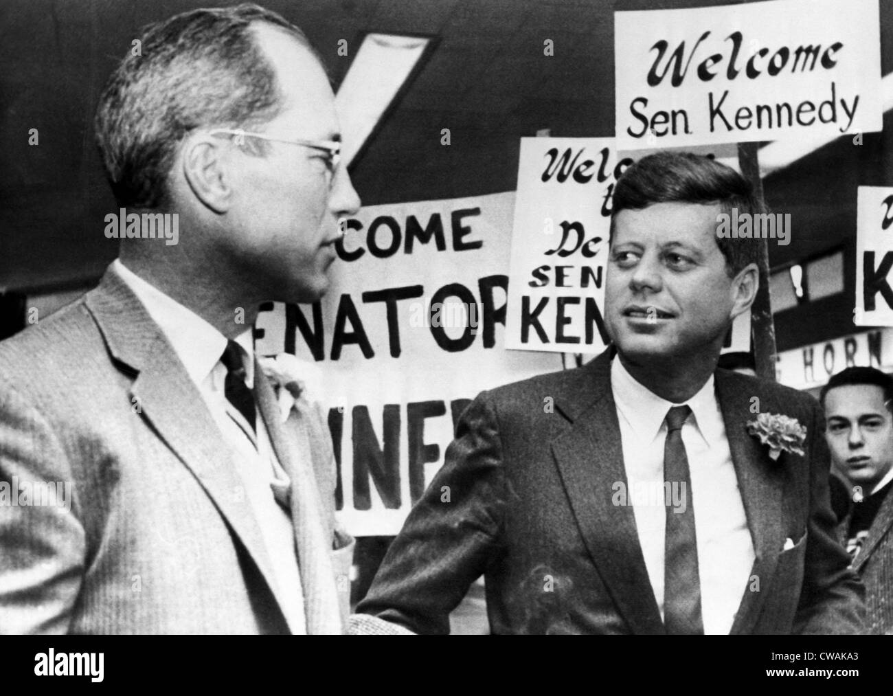 Ex-football star Byron bianco, il Senatore John Fitzgerald Kennedy, Denver, Colorado, Novembre 28, 1959. La cortesia: CSU Archivi / Everett Foto Stock