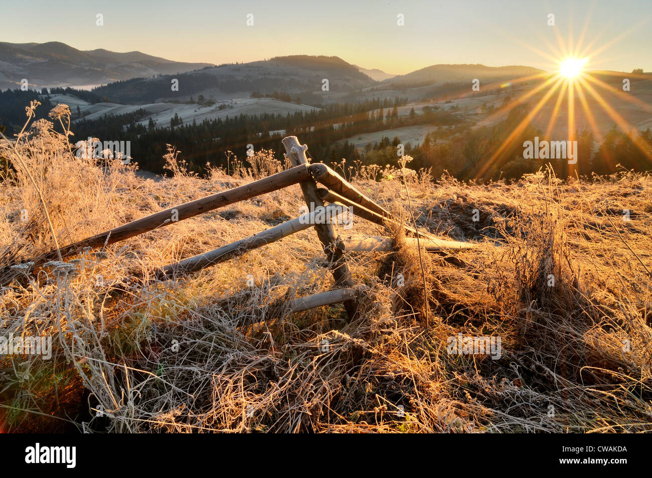 Rotture di recinzione e sunrise su frosty mattina, Krasnik Zona villaggio, Carpazi, Ivano-Frankivsk regione, Ucraina Foto Stock