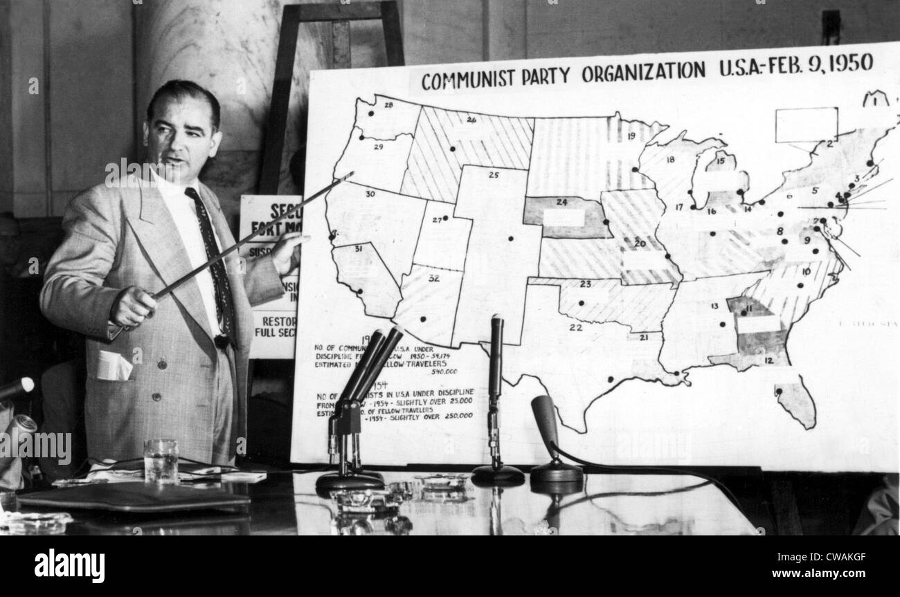 Il senatore Joseph McCarthy prima del comitato del Senato, 1950, rivolta agli Stati Uniti la mappa. La cortesia: CSU Archivi / Everett Collection Foto Stock