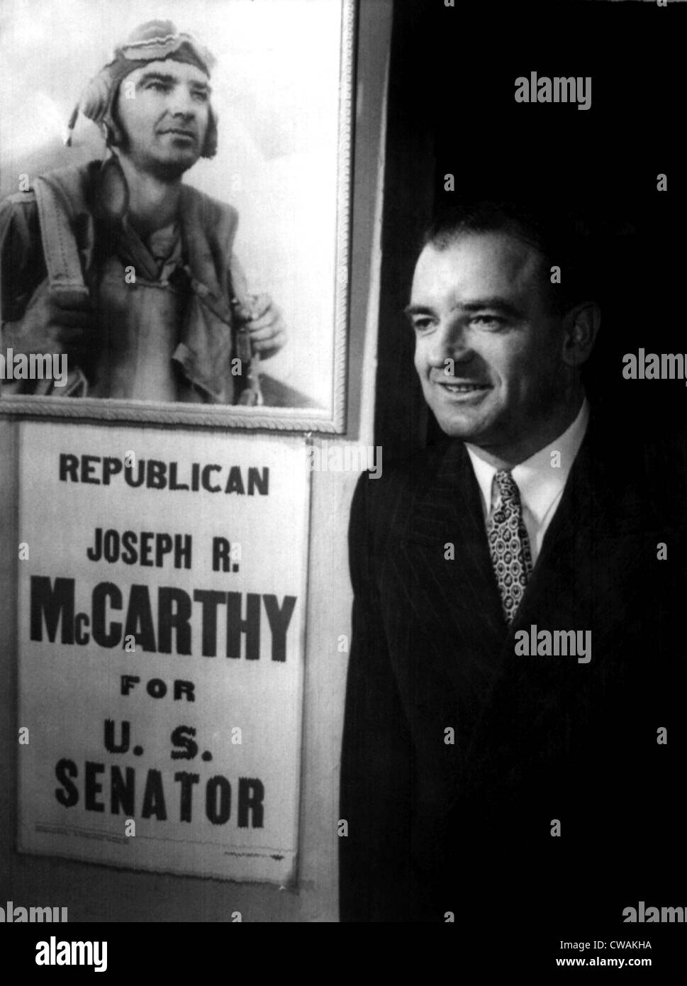 Joseph McCarthy dopo aver sconfitto incombente Senatore Robert LaFollette Jr nel Wisconsin repubblicano elezioni primarie, 1946. Foto Stock