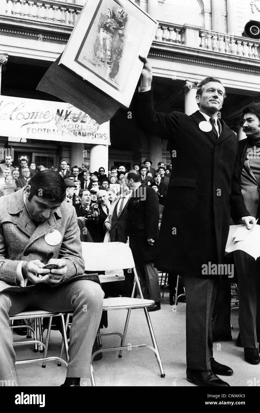 Joe Namath, esamina un medaglione in bronzo a lui presentati dal sindaco di New York City John Lindsay. Sindaco Lindsay detiene una foto di Foto Stock