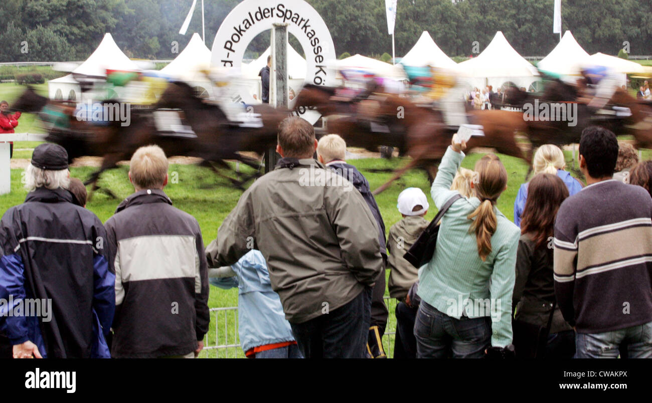 Colonia, il pubblico a guardare i cavalli al traguardo sul Racecourse Foto Stock