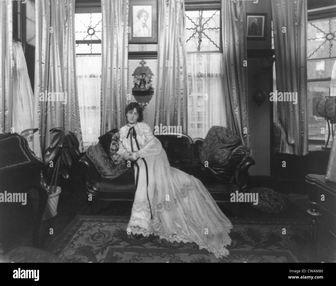 Margaret Anglin, (1876-1958), canadese nato attrice, seduto su un divano nell'riccamente decorate in salotto. 1903 foto di Foto Stock