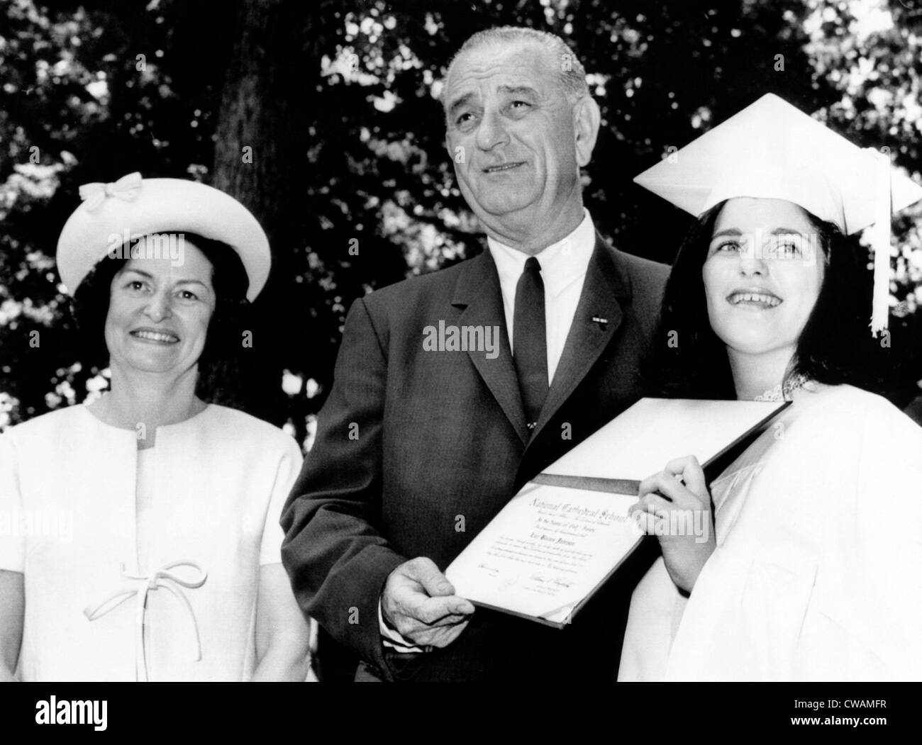 La sig.ra Lady Bird Johnson, Presidente Johnson e figlia Luci dopo la sua laurea dalla Cattedrale Nazionale scuola per ragazze Foto Stock