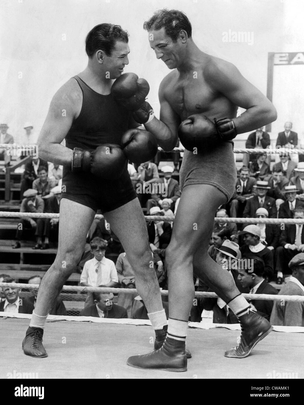 Jack Dempsey e Max Baer in una fiera lotta di Atlantic City, New Jersey, 1933. La cortesia: Archivi CSU/Everett Collection Foto Stock