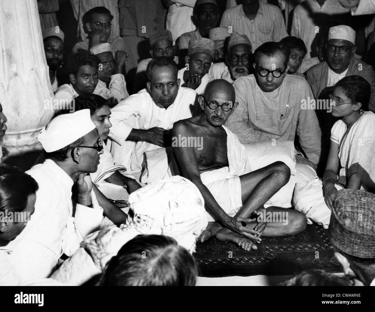 Il Mahatma Gandhi ascolta i musulmani durante l'altezza della guerra tra musulmani, sikh e indù in India. ca Foto Stock