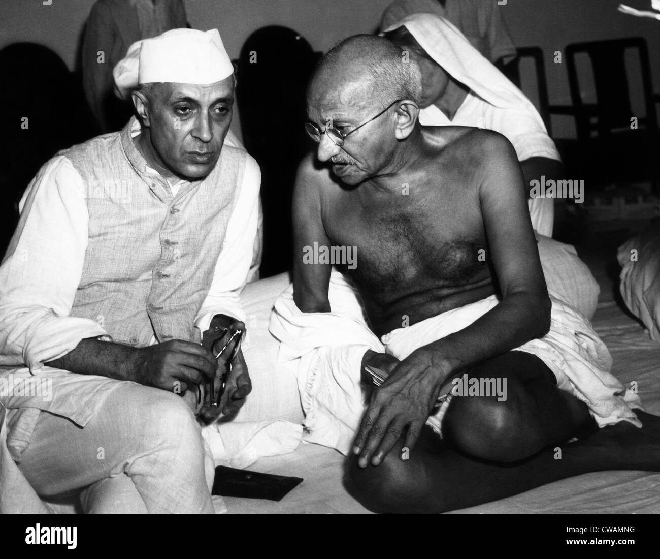 Rashtrapati Jawharlal Nehru e il Mahatma Gandhi nel 1946.La cortesia: Archivi CSU/Everett Collection Foto Stock