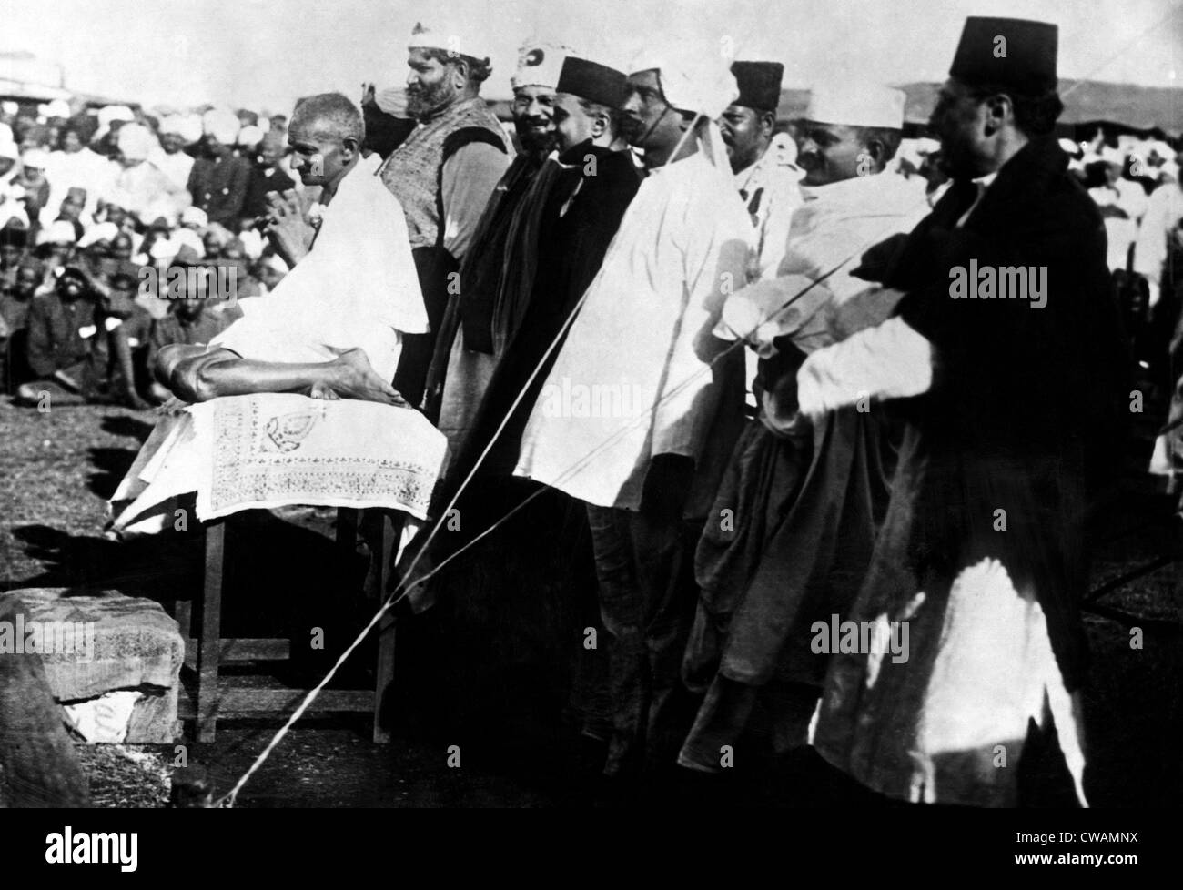 Il Mahatma Gandhi affronta una riunione. ca.1927. La cortesia: Archivi CSU/Everett Collection Foto Stock