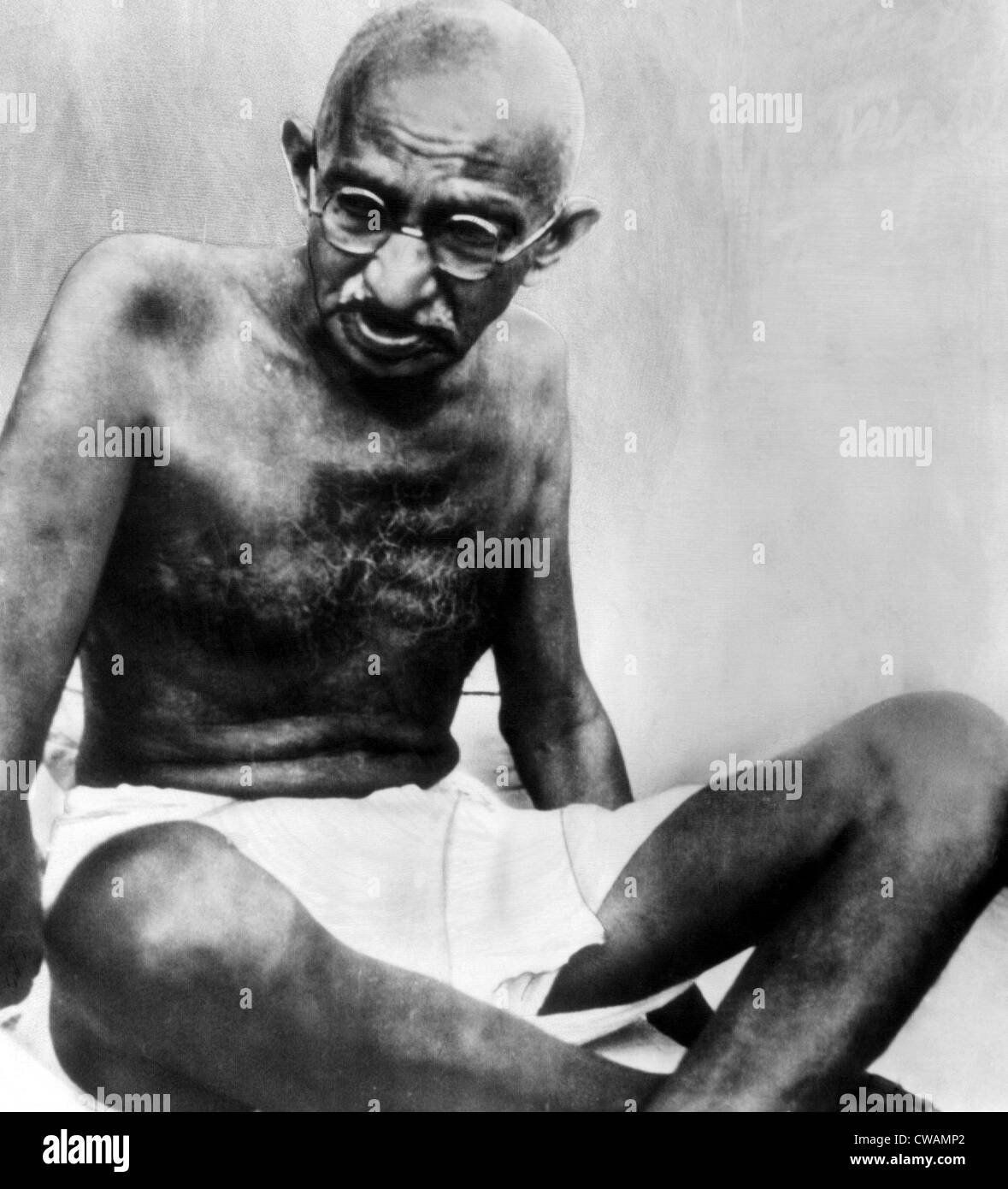 Il Mahatma Gandhi, 78, mette in pausa durante il suo tour a piedi. ca. Ottobre 1947. La cortesia: Archivi CSU/Everett Collection Foto Stock