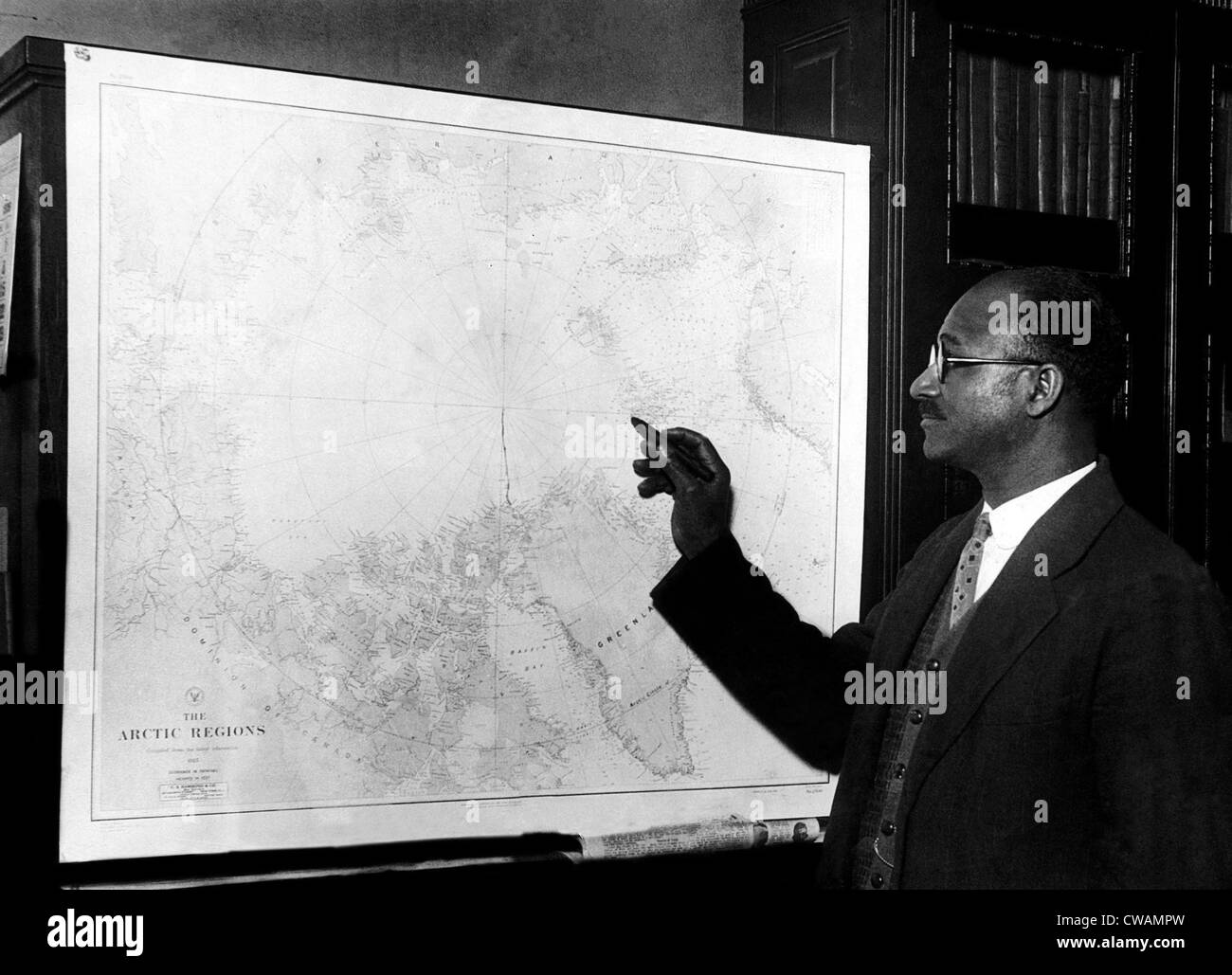 Explorer Matt Henson, che co-scoperto il Polo Nord, Guarda a una mappa della regione artica. New York, New York, 1926. La cortesia Foto Stock