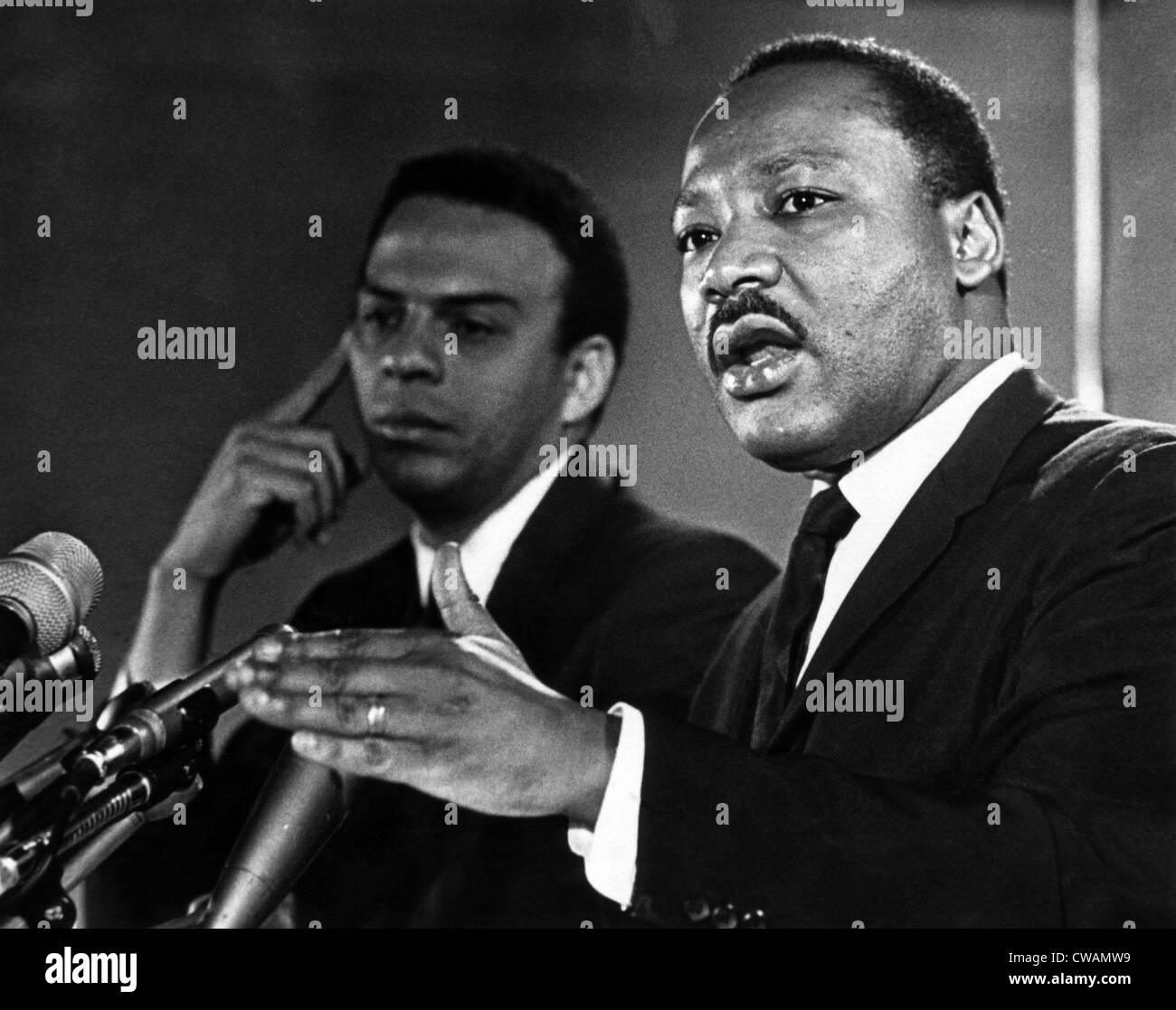 American attivisti per i diritti civili Andrew giovani e il dottor Martin Luther King Jr., c. Anni Sessanta. La cortesia: CSU Archivi / Everett Foto Stock