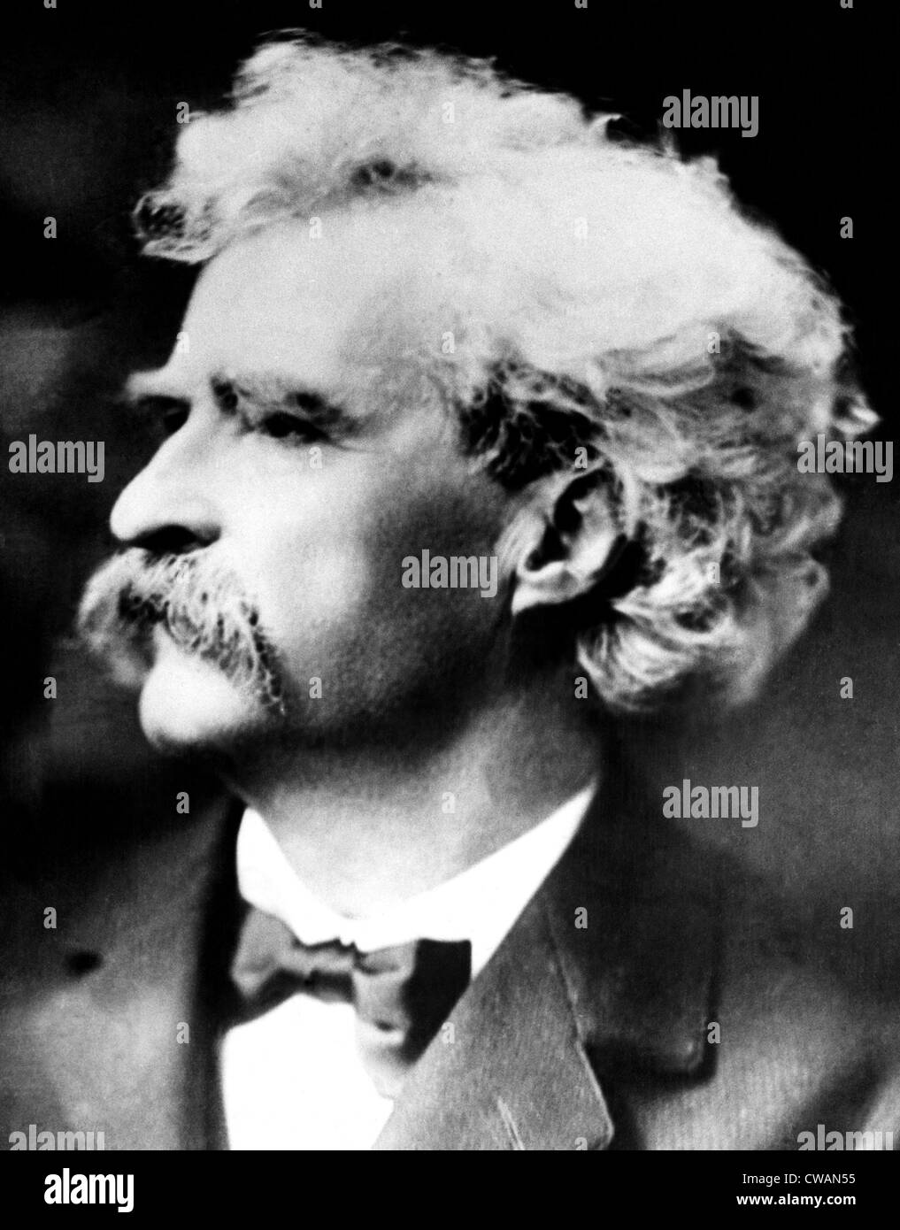 Lo scrittore americano Mark Twain, (aka Samuel Clemens), (1835-1910), c. 1900.. La cortesia: CSU Archivi / Everett Collection Foto Stock