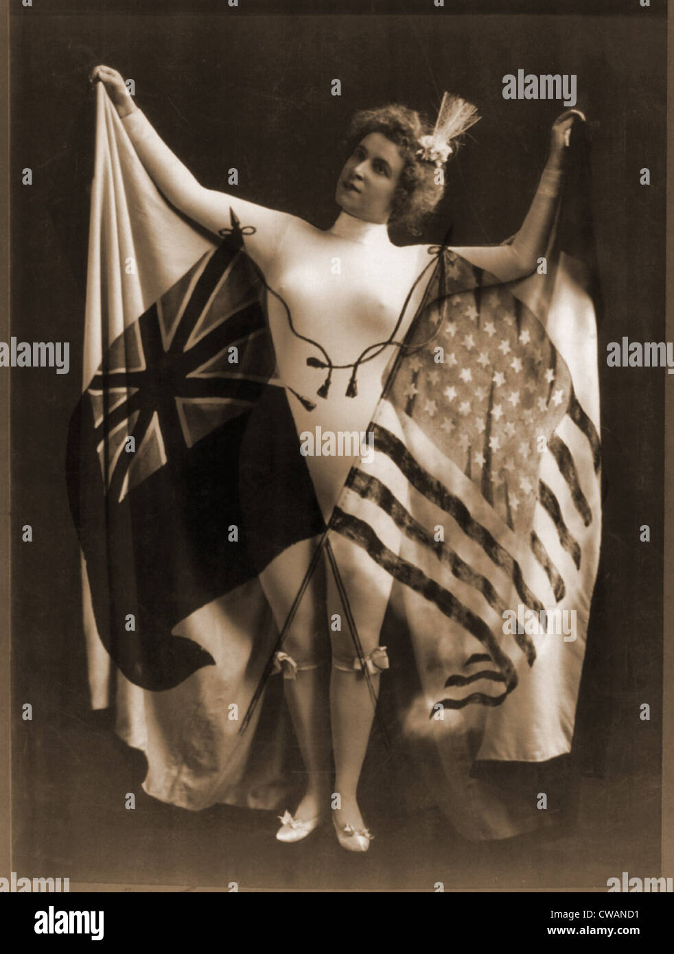 Femmina vaudeville esecutore nel corpo bianco tuta, che indossa un capo di USA e britannico bandiere. Il " procedimento speciale " rapporto tra Foto Stock