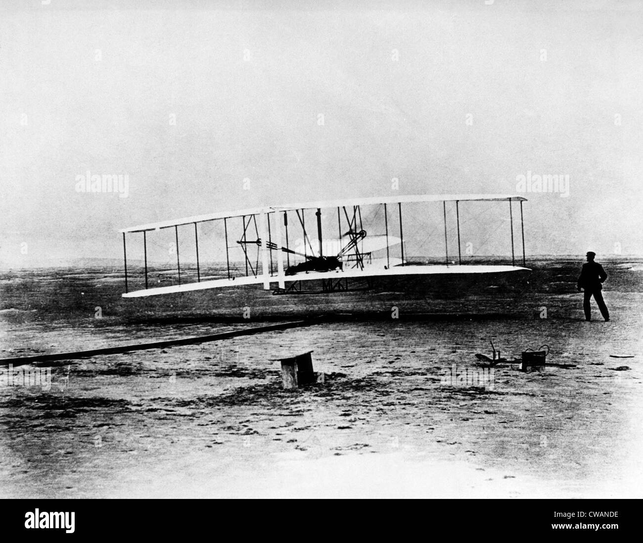 Orville e Wilbur Wright, (aka i fratelli Wright), intorno al momento del loro primo volo a Kitty Hawk, Carolina del Nord, Foto Stock