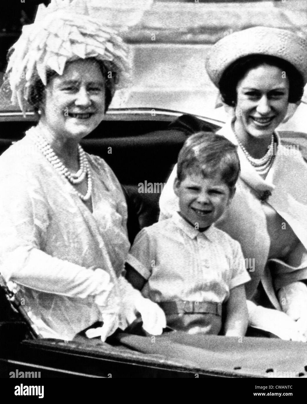 Queen Elizabeth (la regina madre), la principessa Margaret (estrema destra) e suo figlio David Armstrong-Jones, Viscount Linley (centro), Foto Stock