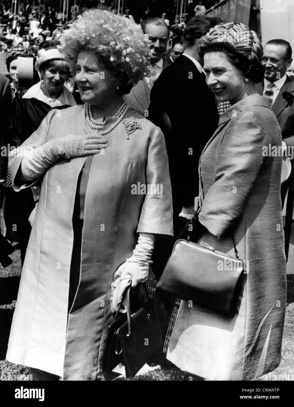 Queen Elizabeth (la regina madre), la Regina Elisabetta II, presso la Epsom Derby di Epsom, Inghilterra, 29 maggio 1968.. La cortesia: CSU Foto Stock