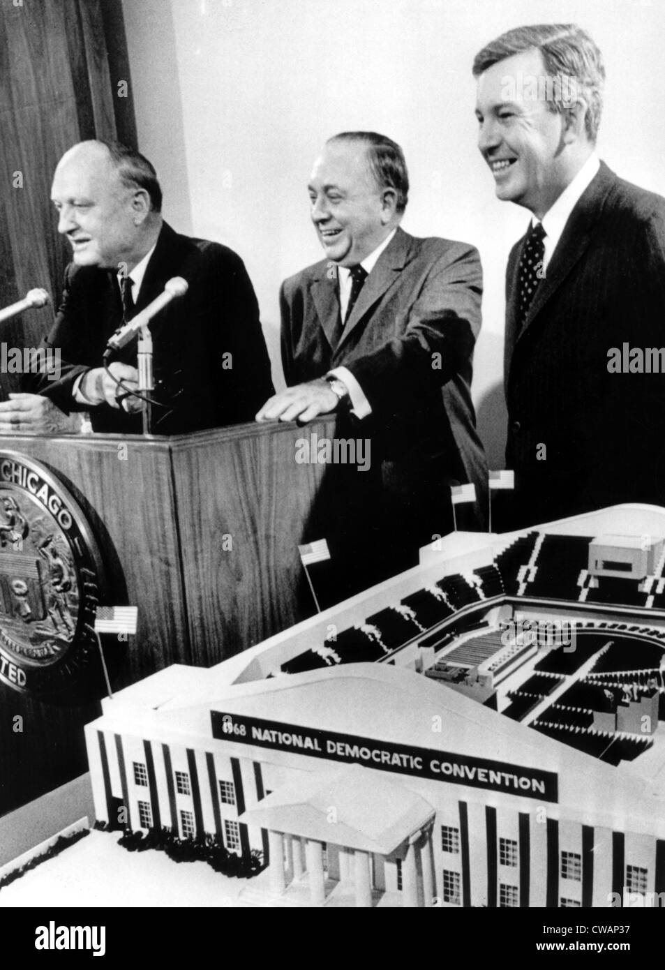 Richard J. Daley, sindaco di Chicago è unita da John Bailey (L) e John Criswell (R) a premere il tasto conferenza per discutere del 1968 Foto Stock