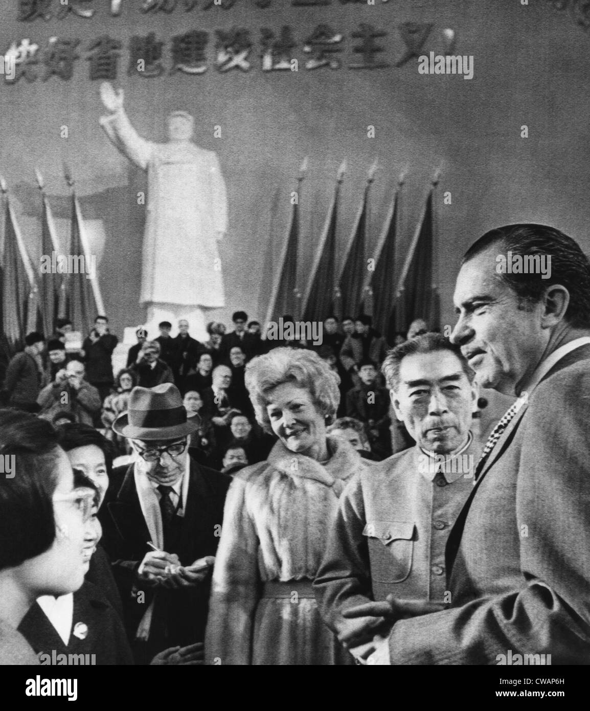 A destra: U.S. Il presidente Richard Nixon, il Premier cinese Zhou Enlai, First Lady Pat Nixon, touring Shanghai Industrial Foto Stock