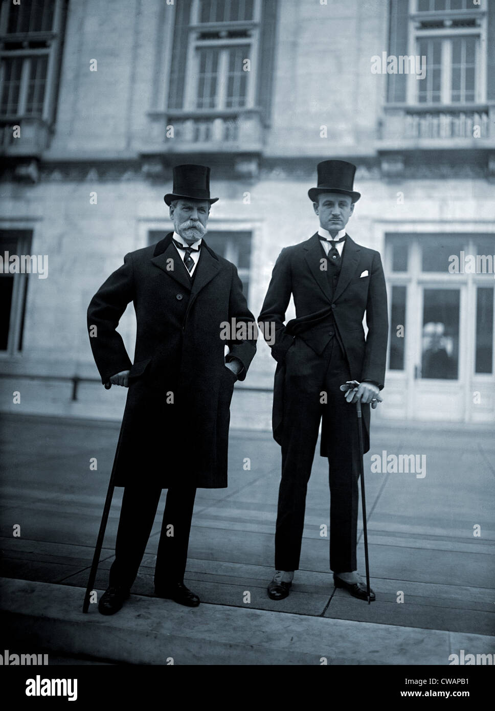 Charles Evans Hughes con giovani Benjamin Sumner Welles (1892-1961), nel 1922. Welles avrebbe una lunga carriera diplomatica Foto Stock