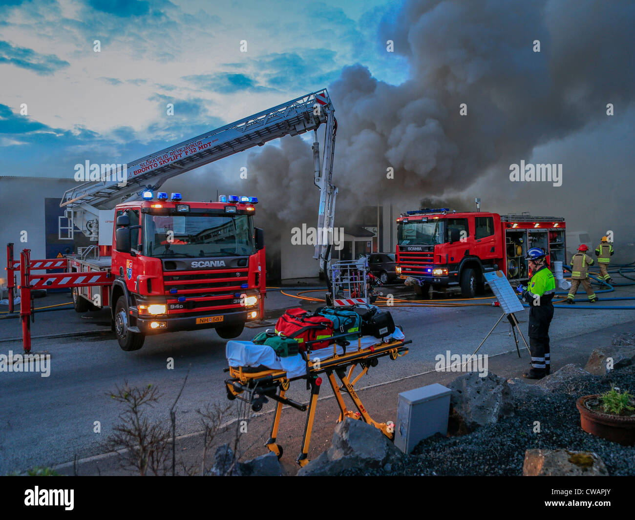 Negozio di riparazioni auto sul fuoco nel sobborgo di Reykjavik, Islanda Foto Stock