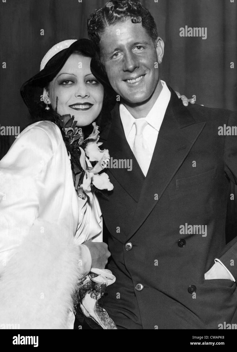 Rudy Vallee (a destra), e sua moglie Fay Webb, circa 1931. La cortesia: Archivi CSU/Everett Collection Foto Stock