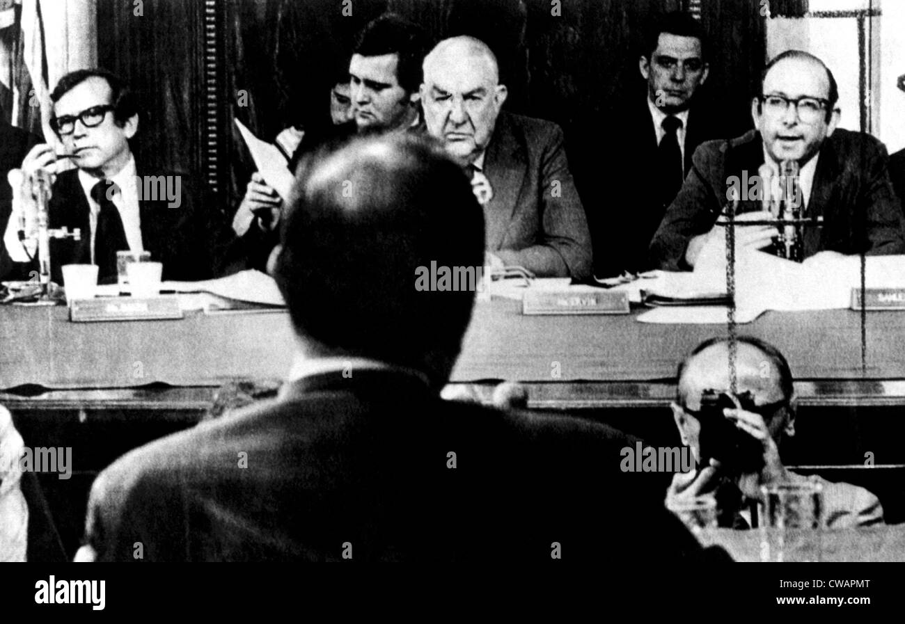 Cheif counsel Sam Dash del Senato Comitato Watergate (estrema destra) domande John Ehrlichman (in primo piano) circa il presidente Foto Stock