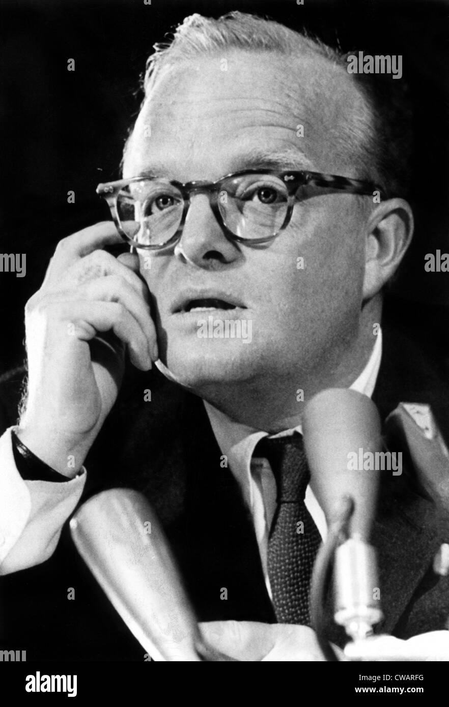 Truman Capote come apparve prima del Potere Giudiziario del senato subcommitte, 1966. La cortesia: CSU Archivi / Everett Collection Foto Stock
