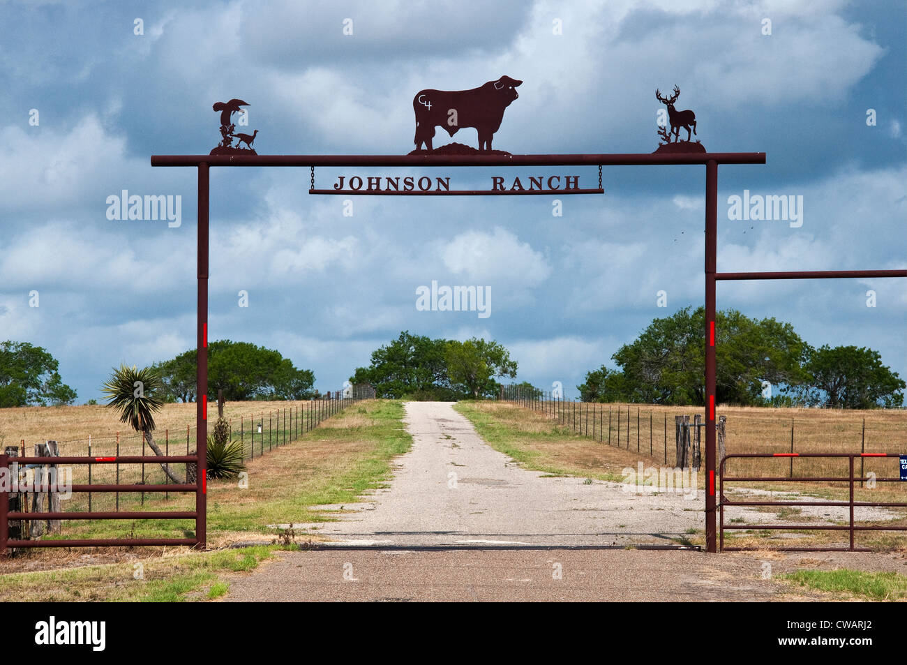 Ferro battuto ranch gate sulla autostrada US-59 SW di George West in Live Oak County, Texas del Sud pianure regione, Texas, Stati Uniti d'America Foto Stock