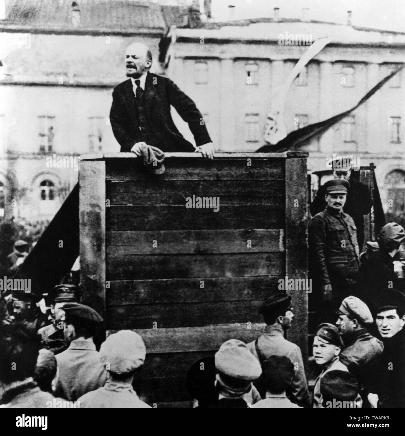 Uomo politico russo e il premier Vladimir Lenin, affrontare la folla in Piazza Sverdlov, Mosca, Russo, 5 maggio 1920.. La cortesia: Foto Stock