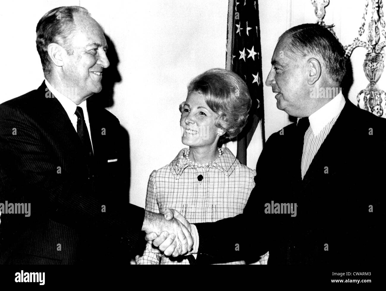 WALTER ANNENBERG (r) con la moglie e il Segretario di Stato William P. Rogers at Annenberg venga prestato giuramento come nuovo U.S. Foto Stock