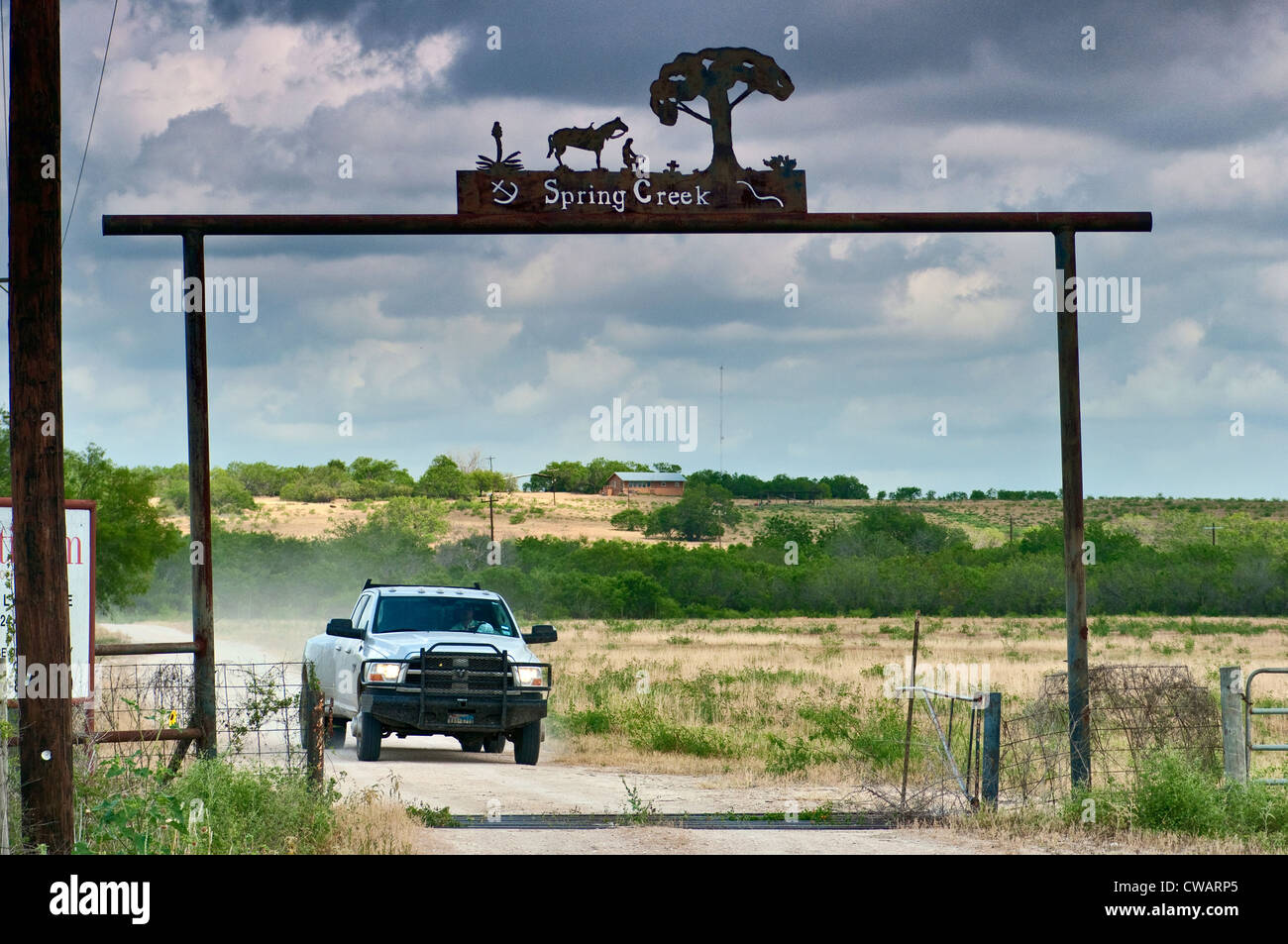 Ferro battuto ranch gate sulla autostrada US-59 SW di George West in Live Oak County, Texas del Sud pianure regione, Texas, Stati Uniti d'America Foto Stock