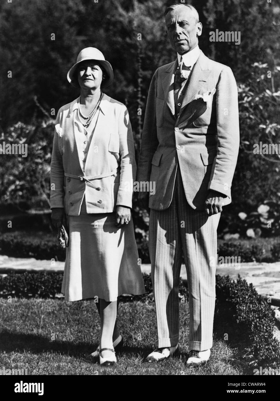 Alfred P. Sloan, presidente della General Motors Company, con mia moglie nel giardino dell'Homestead, Hot Springs, Virginia. 1930. Foto Stock