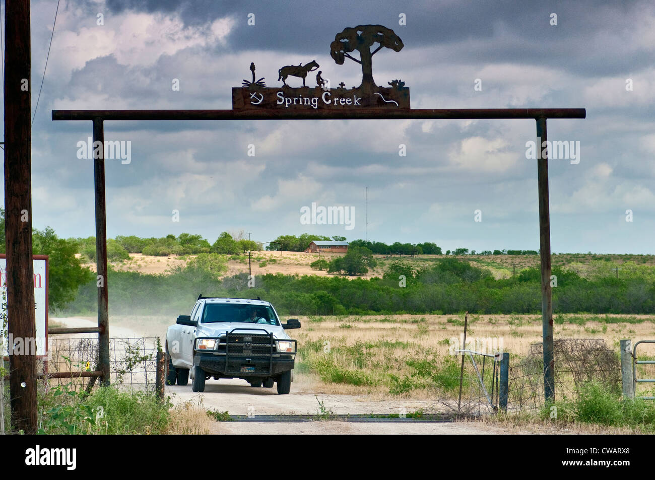 Ferro battuto ranch gate sulla autostrada US-59 SW di George West in Live Oak County, Texas del Sud pianure regione, Texas, Stati Uniti d'America Foto Stock
