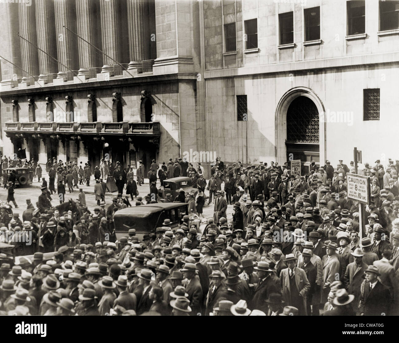 Folla si raduna davanti alla Borsa di New York durante il crash di ottobre  1929 Foto stock - Alamy