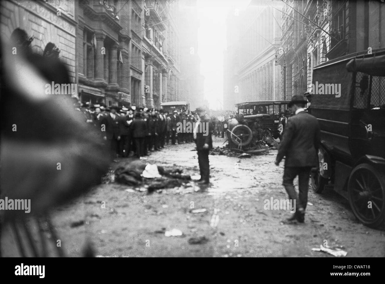 Il Wall Street bombardamenti. Un uomo si erge su un cavallo morto, dopo l'esplosione nella parte anteriore di J.P. Morgan & Co. office in un ampio e Foto Stock