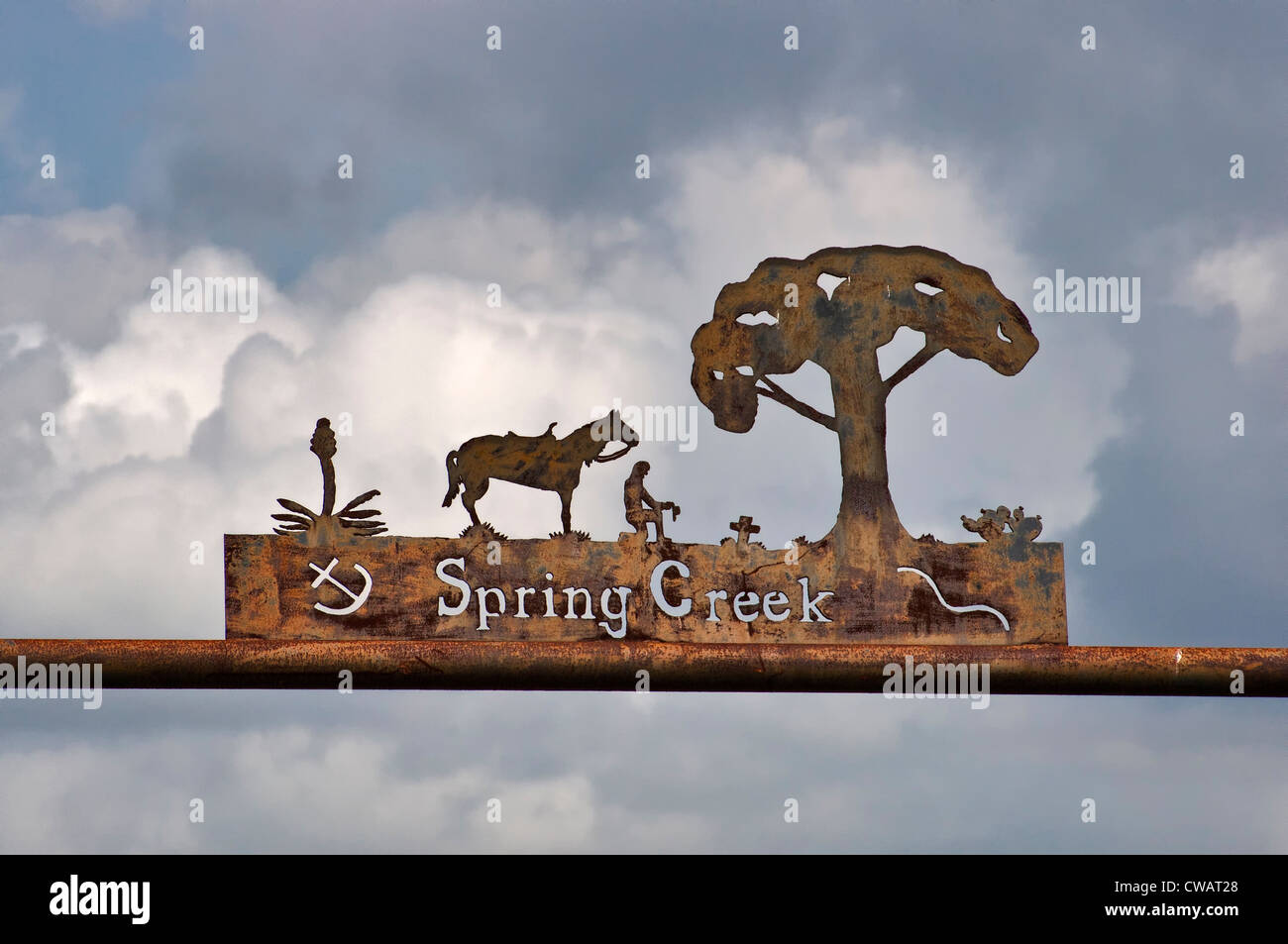 Ferro battuto segno sul ranch gate sulla autostrada US-59 SW di George West in Live Oak County, Texas del Sud pianure regione, Texas, Stati Uniti d'America Foto Stock