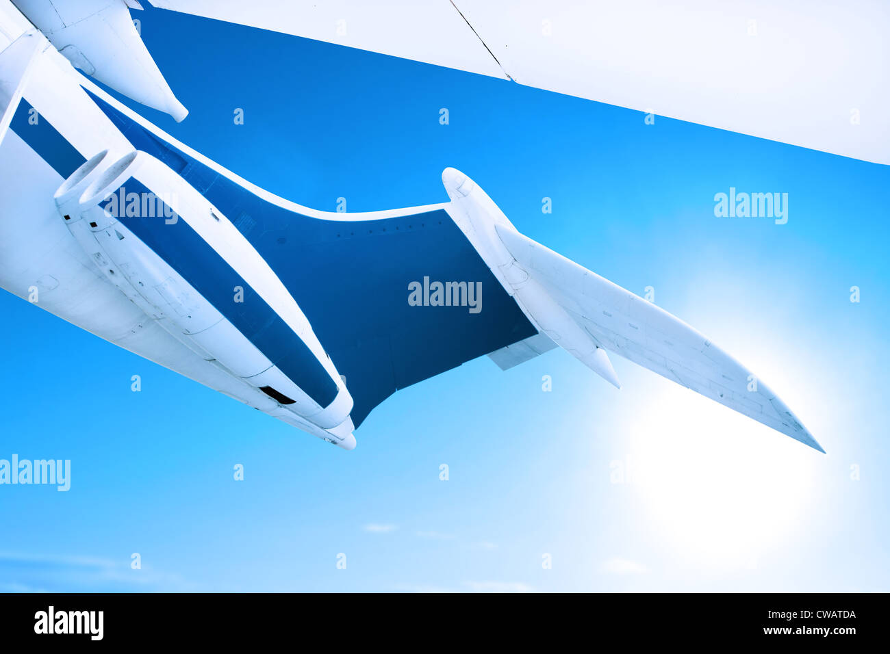 Volo aereo contro un cielo blu, close up della pinna caudale e dei motori Foto Stock