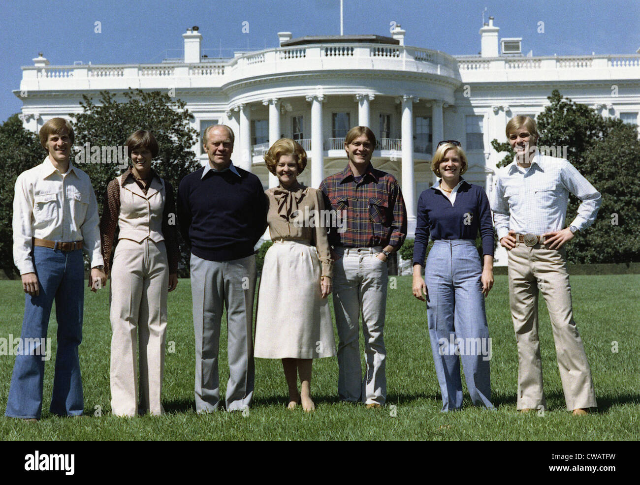 Ford ritratto di famiglia sulla Casa Bianca South Lawn. L a R: Mike, Mike's moglie Gayle, Presidente Ford, la sig.ra Ford, Jack, Susan Foto Stock