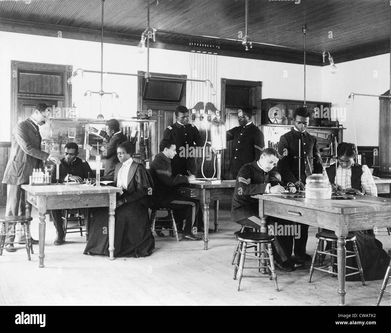 Americano africano di studenti in una classe in capillare fisica presso l Istituto di Hampton, Hampton, Virginia. Ca. 1899. Foto Stock