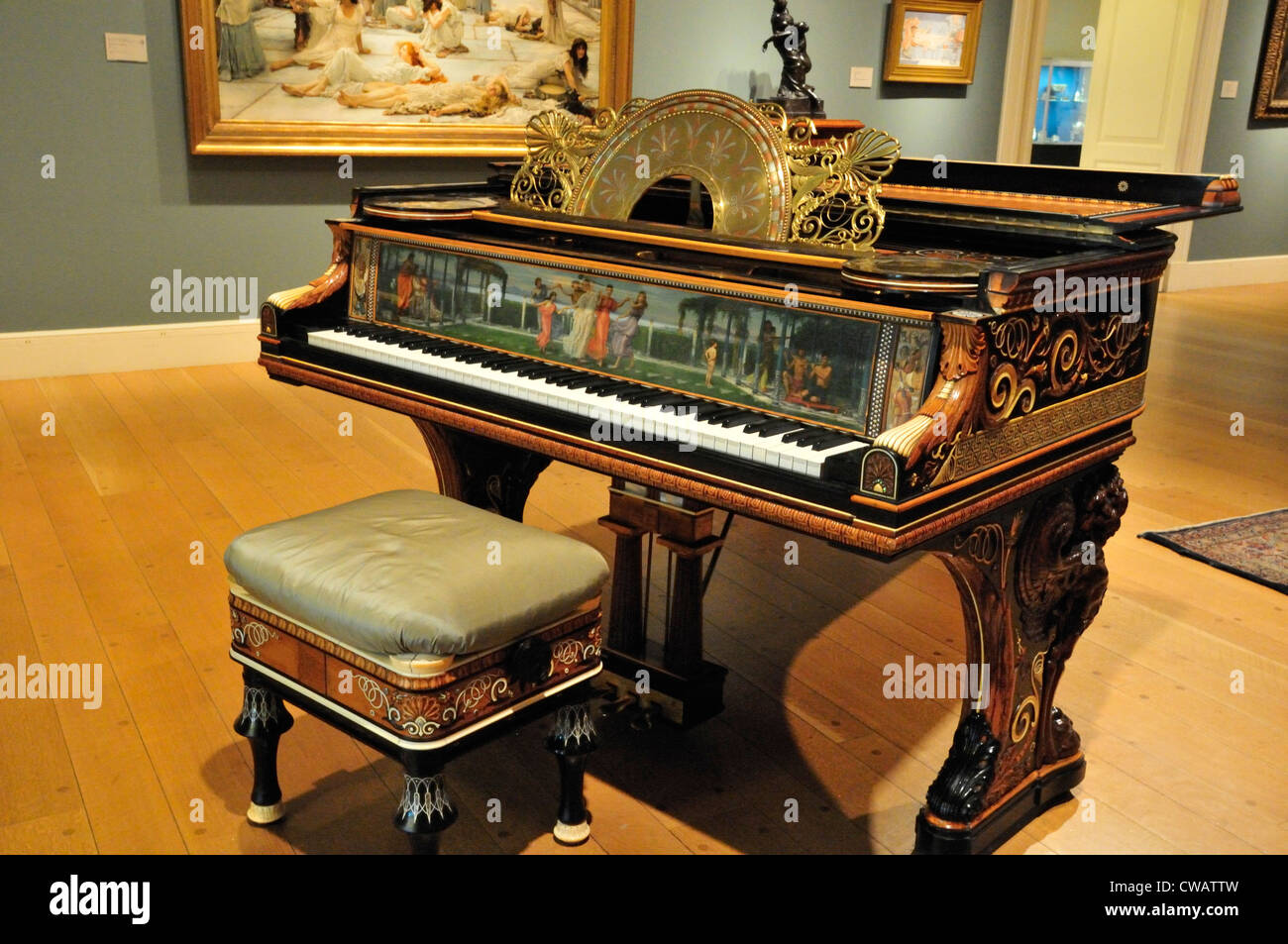 "Grand Piano e coppia di sgabelli' progettato da Sir Lawrence Alma-Tadema sul display presso il Clark Art Institute Foto Stock