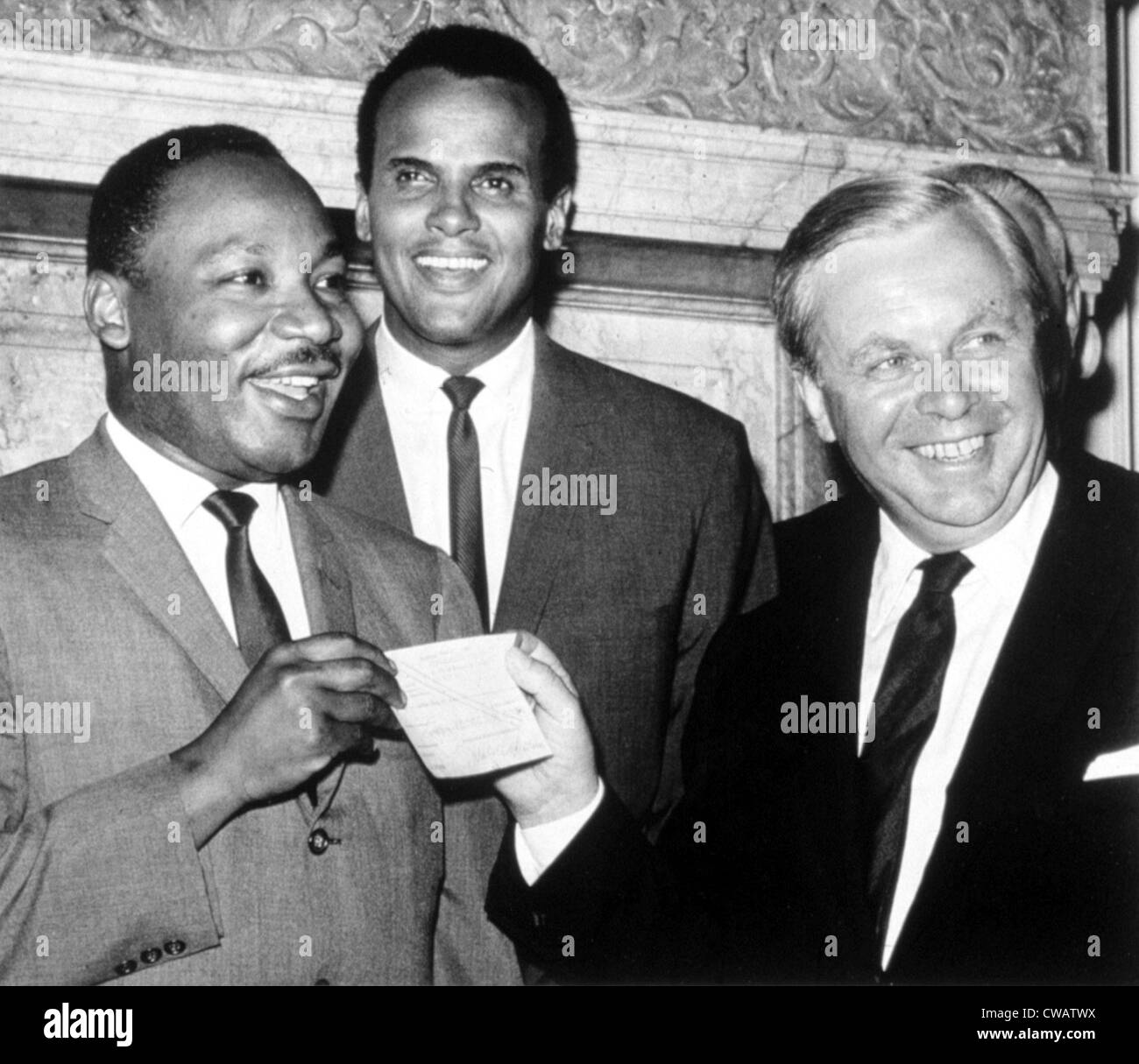 Martin Luther King Jr., accettando un $100.000 verificare da Tore Tellroth, la svedese il Console Generale a. Harry Belafonte è centro. Foto Stock
