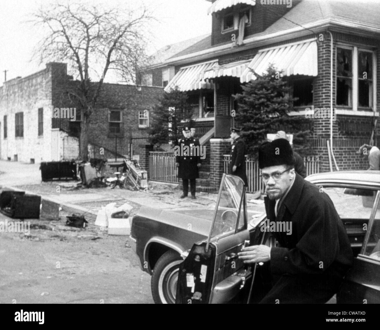 Malcolm X, ritorna a casa dopo la sua casa è bombardato, 2/14/65.. La cortesia: CSU Archivi / Everett Collection Foto Stock