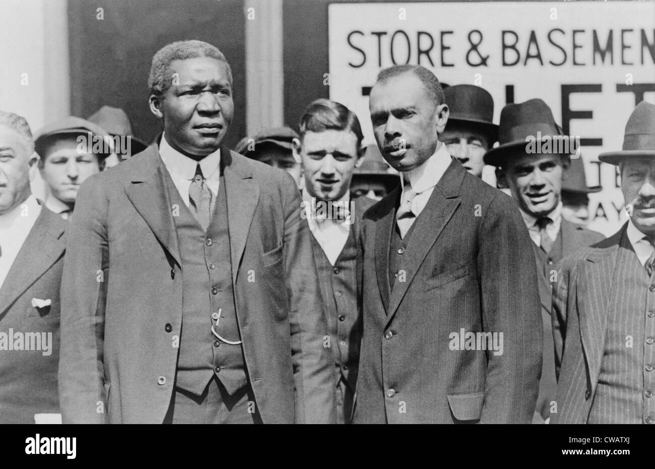 James Weldon Johnson (destra) e Robert R. Morton (sinistra) al funerale di progressiva sindaco Seth bassa nel 1916. Johnson Foto Stock