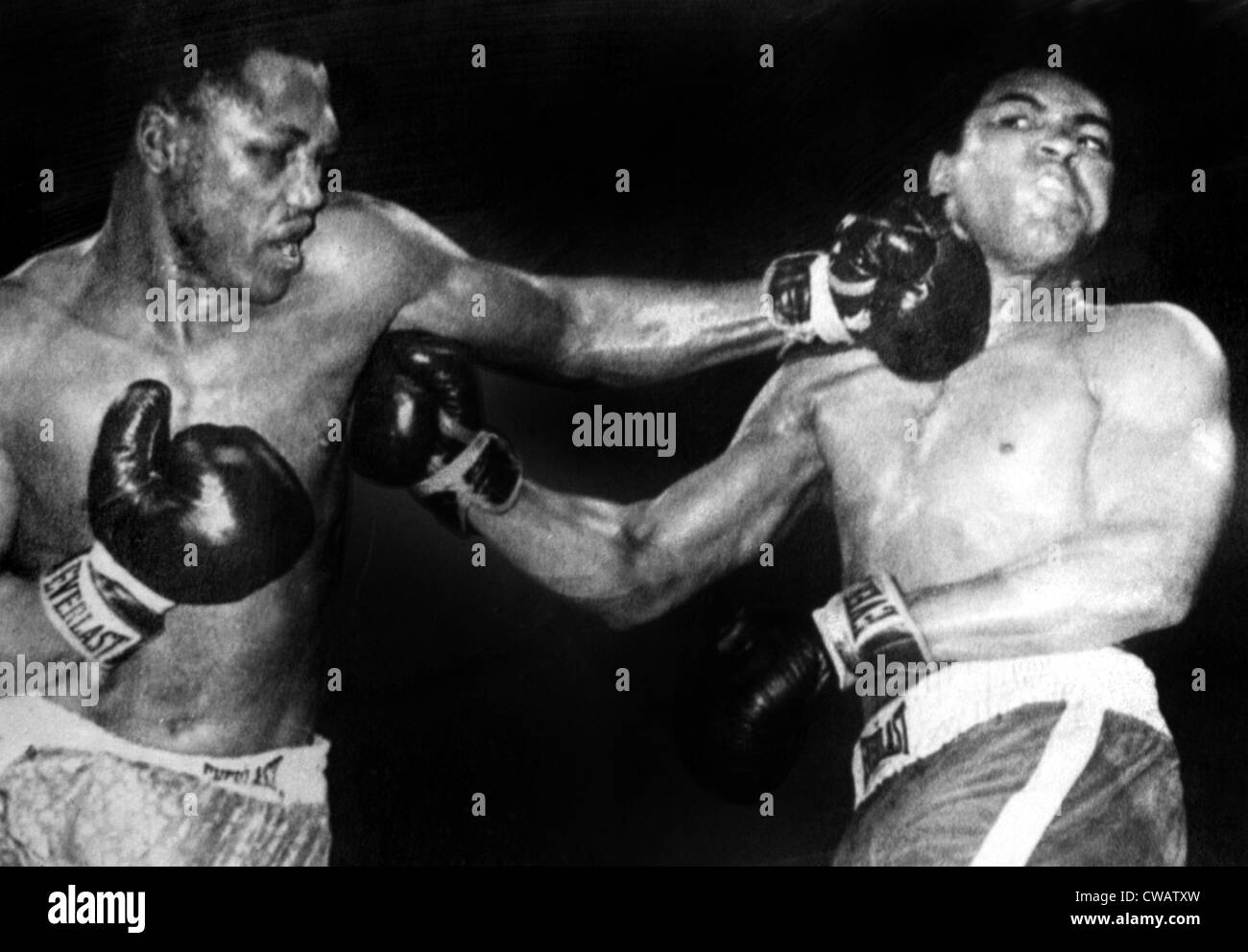 Joe Frazier vs. Muhammad Ali nel loro primo titolo di lotta al Madison Square Garden, 1971. La cortesia: CSU Archivi / Everett Foto Stock