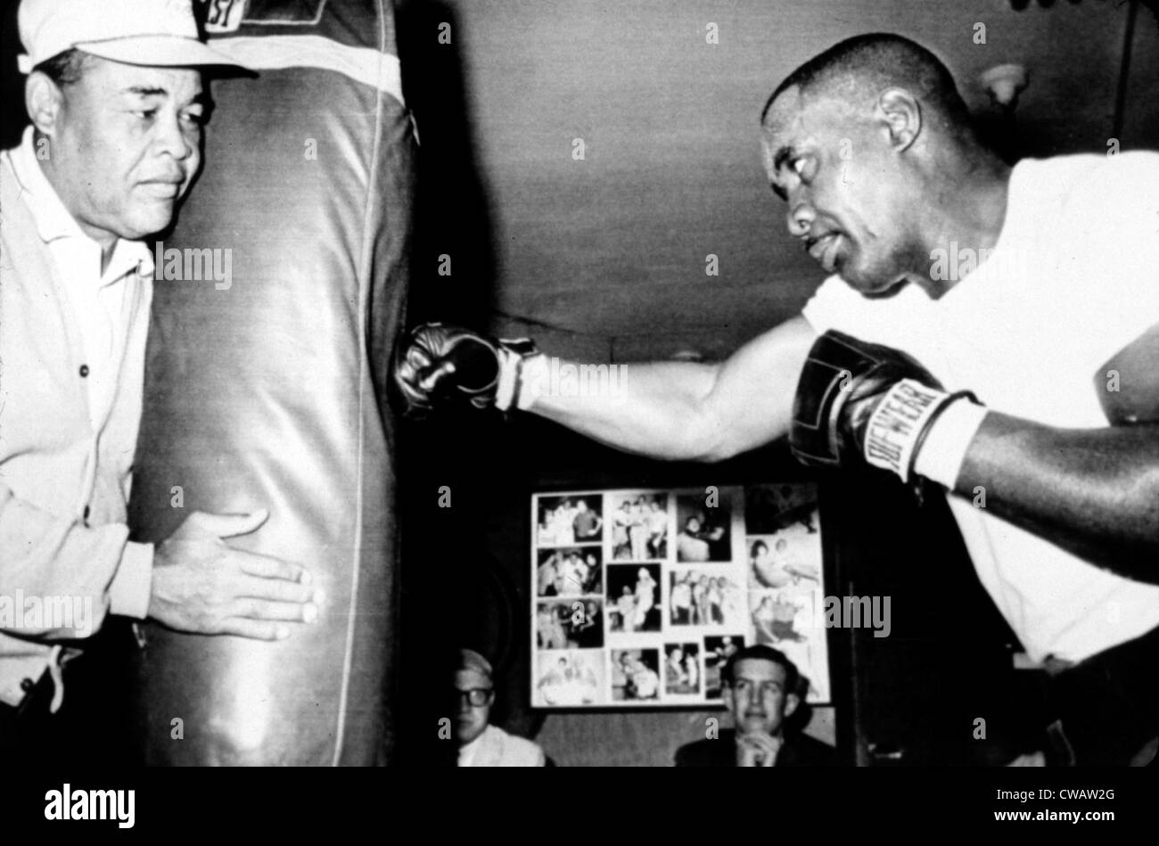 Sonny Liston lavorano sulle borse pesanti mentre Joe Louis contiene 4 13 65 archivi CSU Everett Collection Foto stock Alamy