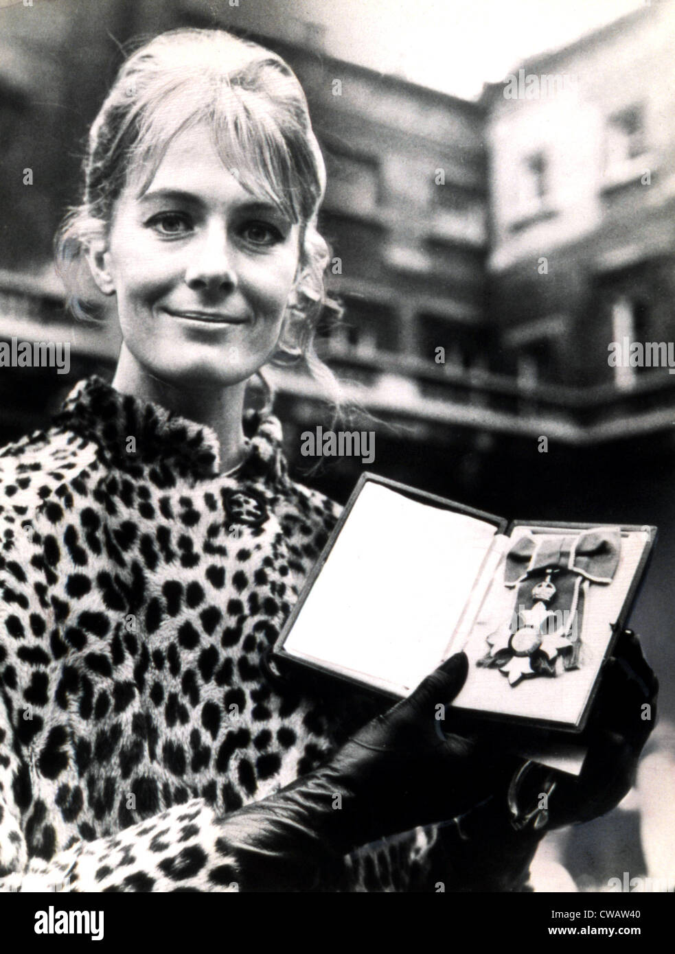 Vanessa Redgrave con la sua C.B.E. Premio, 1968. La cortesia: CSU Archivi / Everett Collection Foto Stock