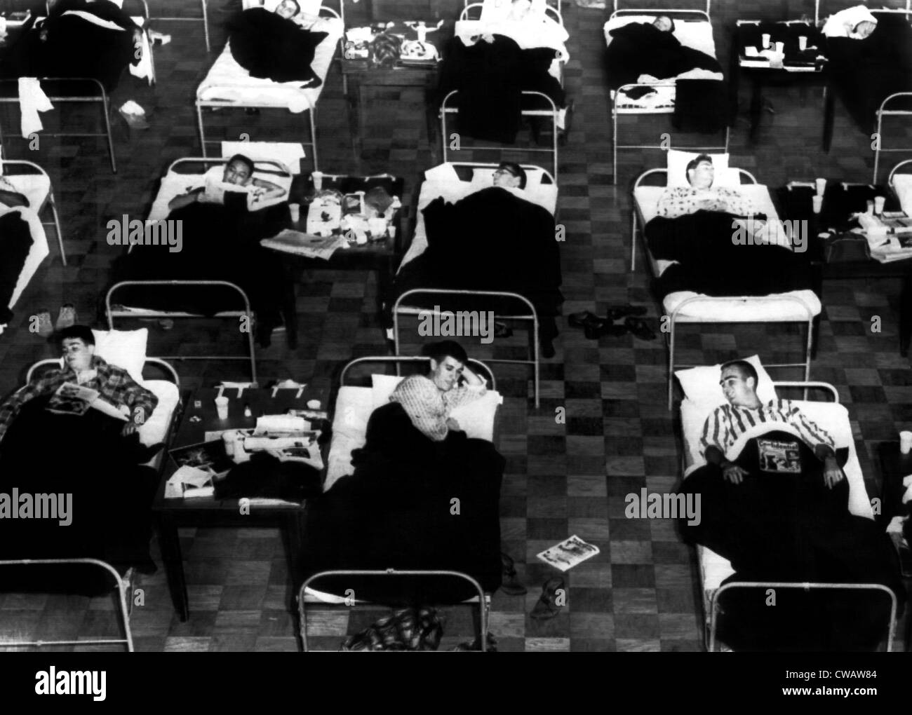 Centinaia di studenti malati con influenza asiatica in un emergencey infermeria, Amherst Massachusetts, 1957. La cortesia: CSU Archivi / Everett Foto Stock