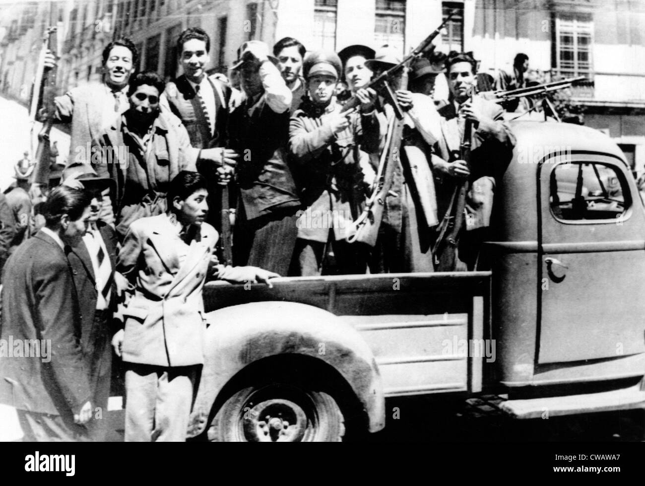 La Paz - Bolivia: forze di polizia e la popolazione civile della Bolivia nazionale del partito rivoluzionario pattugliano le strade durante il paese del più sanguinoso Foto Stock