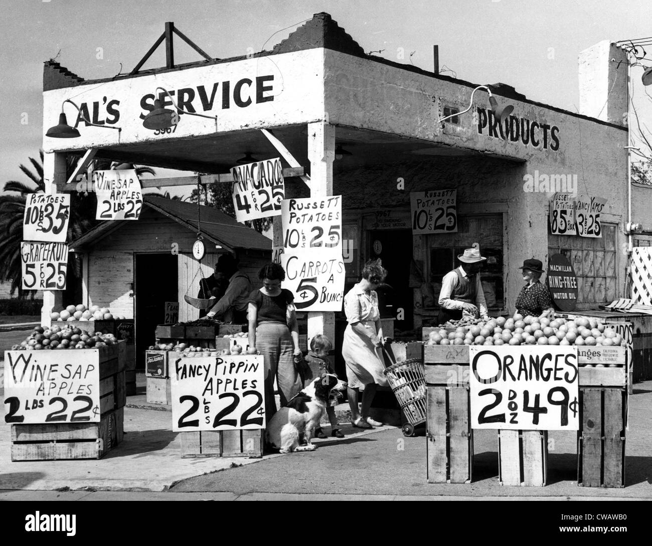 A Los Angeles la stazione di benzina per la vendita di frutta e vegatables durante una scarsità di combustibile. Los Angeles, California, marzo 1944. Foto Stock